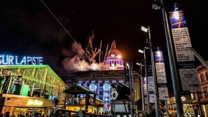 A nighttime cityscape with illuminated buildings and a prominent structure with a spire. - 1-Bed City Flat Close to Market Square & Transport (Nottingham)