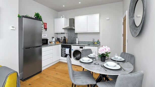 Coffee/tea maker, fridge, microwave, oven - 1-Bed City Flat Close to Market Square & Transport (Nottingham)