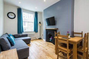 Smart TV, streaming services - Modern & Open 1bed Apt in the Heart of Nottingham (Nottingham)