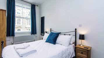 1 chambre, bureau, fer et planche à repasser, accès Internet