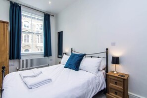 1 chambre, bureau, fer et planche à repasser, accès Internet