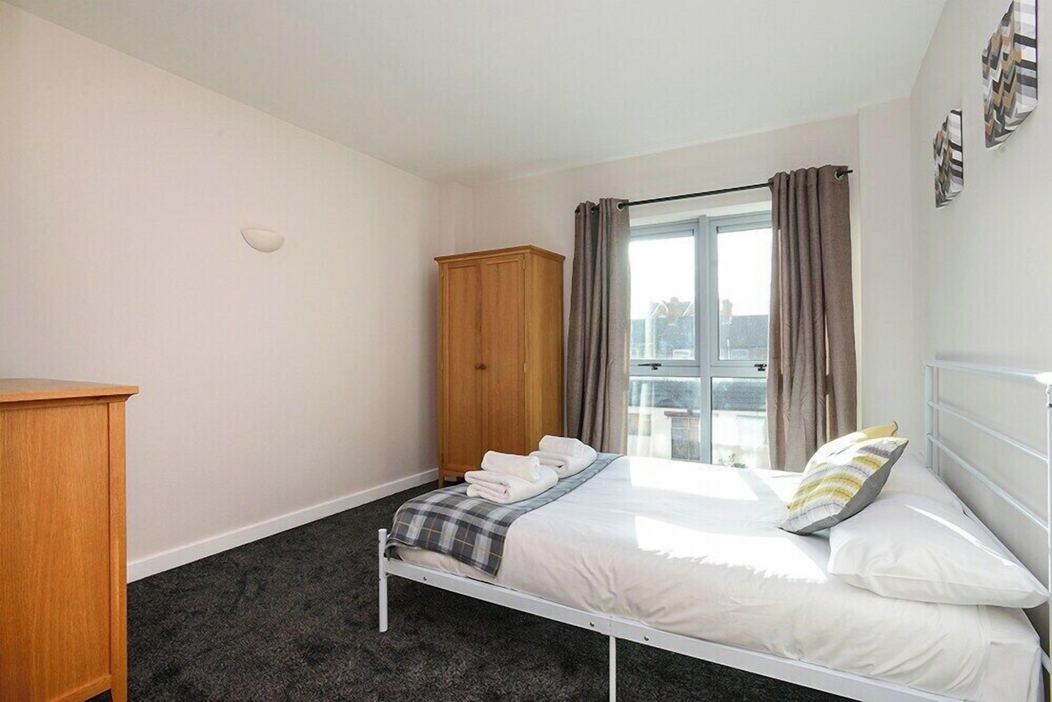 2 bedrooms, iron/ironing board, internet