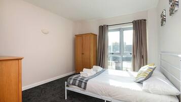 2 bedrooms, iron/ironing board, internet