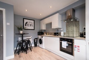 Fridge - Ultraconvenient & Generous 2bed apt w/parking (Nottingham)