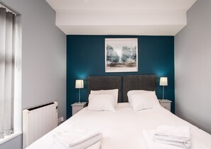 2 bedrooms, iron/ironing board, free WiFi - Ultraconvenient & Generous 2bed apt w/parking (Nottingham)