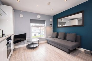Flat-screen TV, Netflix, streaming services - Ultraconvenient & Generous 2bed apt w/parking (Nottingham)