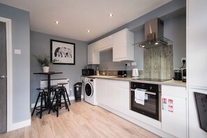 Fridge - Ultraconvenient & Generous 2bed apt w/parking (Nottingham)