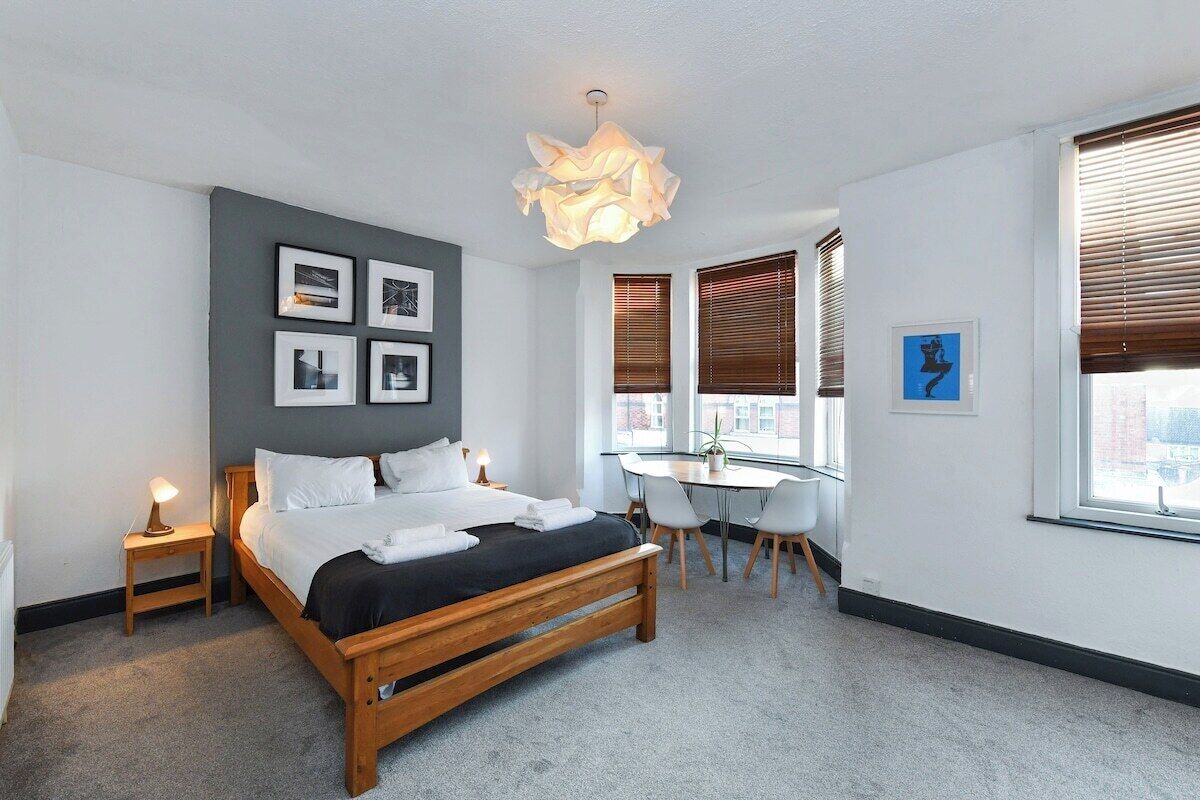 5 bedrooms, iron/ironing board, WiFi (free)