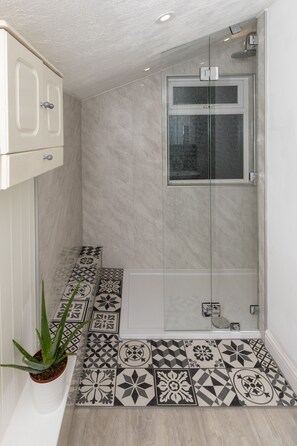 Shower - This Pristine&Spacious 5bed secure home awaits you (Nottingham)