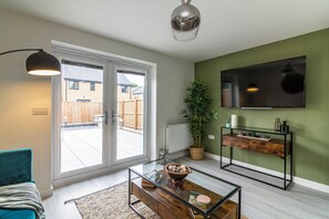 Smart TV - A homely, open 2bed self contained House w/ parking (Nottingham)