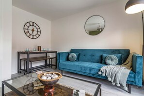 Smart TV - A homely, open 2bed self contained House w/ parking (Nottingham)