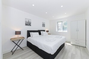 2 bedrooms, iron/ironing board, free WiFi, wheelchair access - Gedling 2-BR Apartment w/ Easy Parking (Gedling)