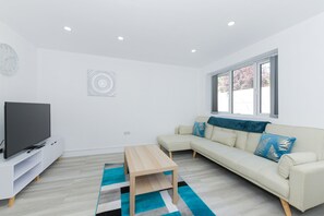 Smart TV - 2-BR Apartment in Gedling, Close to City (Gedling)