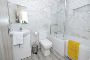 Shower - 2-BR Flat w/ Free Parking Near Nottingham (Gedling)