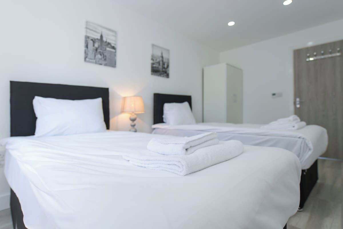 2 bedrooms, desk, iron/ironing board, Internet