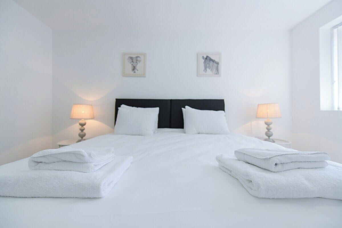 2 chambres, bureau, fer et planche à repasser, accès au Wi-Fi (inclus)