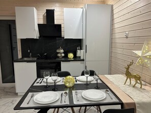 Exclusive-Ferienhütte, 2 Schlafzimmer, Klimaanlage, Poolblick (10)