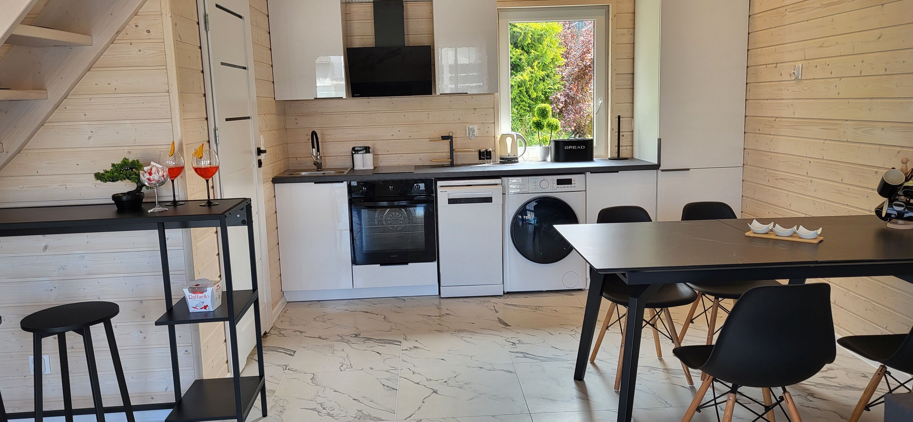 Cabin Exclusive, 2 phòng ngủ, máy điều hòa, quang cảnh hồ bơi (10) | Bếp riêng | Dụng cụ pha espresso, ấm điện, ghế cao cho trẻ em, bàn ăn 