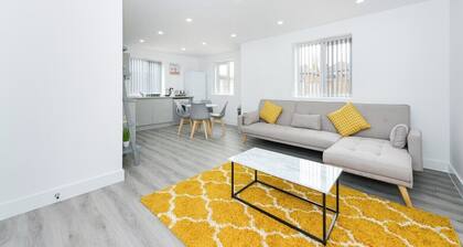 2-BR Flat w/ Free Parking Near Nottingham