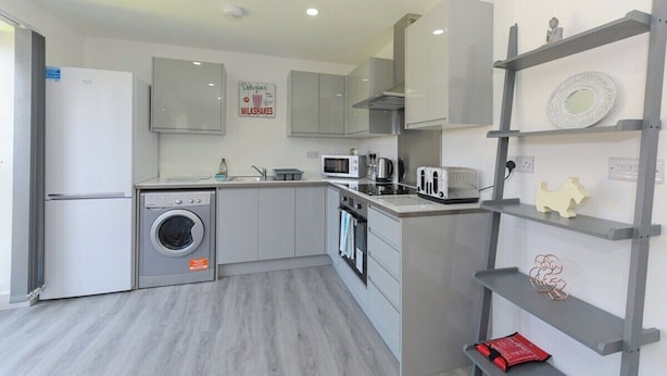 Private kitchen - 2-BR Home Base w/ Parking Near City Centre (Gedling)