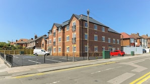 Exterior - 2-BR Home Base w/ Parking Near City Centre (Gedling)
