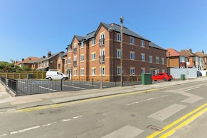 Exterior - 2-BR Home Base w/ Parking Near City Centre (Gedling)
