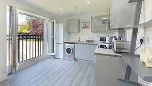 Private kitchen - 2-BR Home Base w/ Parking Near City Centre (Gedling)
