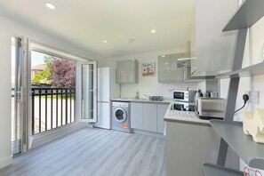 Private kitchen - 2-BR Home Base w/ Parking Near City Centre (Gedling)