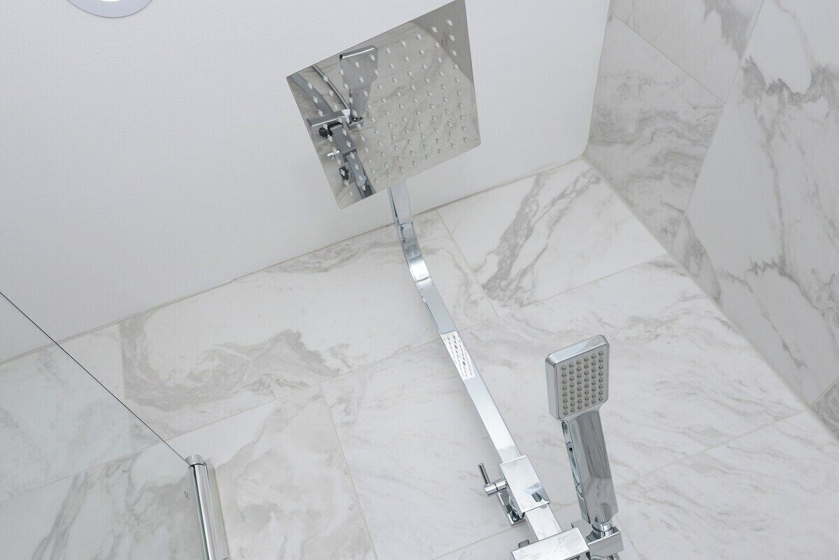 Une salle de bain moderne équipée d’une douche, de toilettes et d’un lavabo.