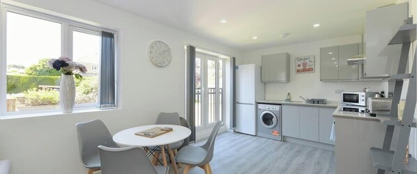Dining - 2-BR Unit in Gedling w/ Parking Included (Gedling)