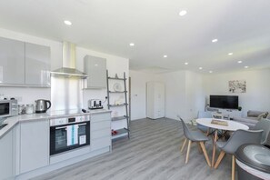 Private kitchen - 2-BR Unit in Gedling w/ Parking Included (Gedling)