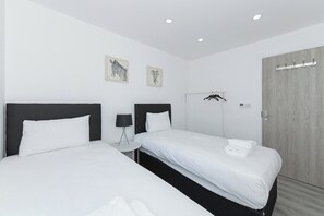 2 bedrooms, iron/ironing board, free WiFi - 2-BR Unit in Gedling w/ Parking Included (Gedling)