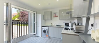 Modern & Homely 2bed Apt, Low Carbon, Parking