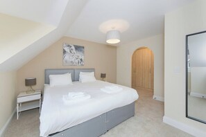 Room - Stunning Garden House with Free WIFI and Parking (Bingham)