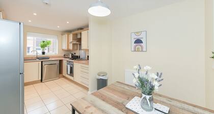 Stunning Garden House with Free WIFI and Parking