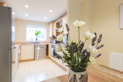 Stunning Garden House with Free WIFI and Parking