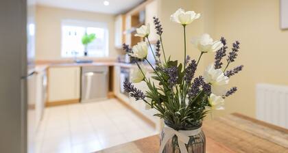 Stunning Garden House with Free WIFI and Parking