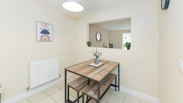 Dining - Stunning Garden House with Free WIFI and Parking (Bingham)