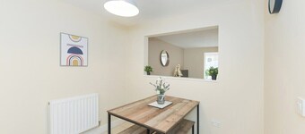 Stunning Garden House with Free WIFI and Parking