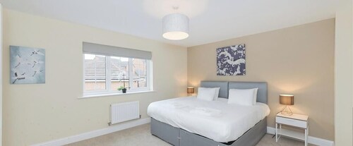 Stunning Garden House with Free WIFI and Parking