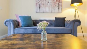 Living area - Stunning Garden House with Free WIFI and Parking (Bingham)