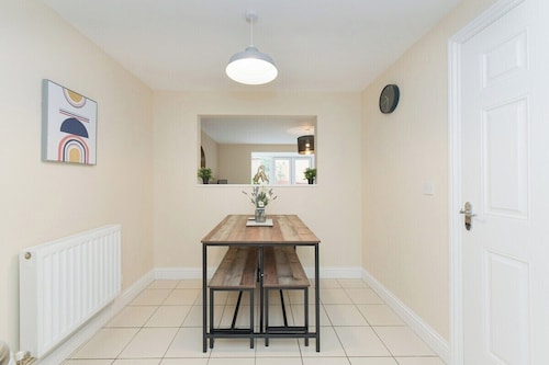 Stunning Garden House with Free WIFI and Parking