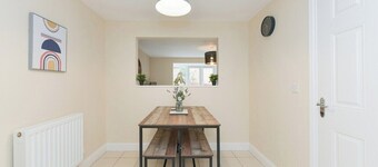 Stunning Garden House with Free WIFI and Parking