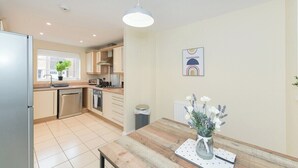 Private kitchen - Stunning Garden House with Free WIFI and Parking (Bingham)