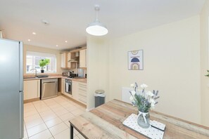 Private kitchen - Stunning Garden House with Free WIFI and Parking (Bingham)
