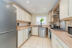 Fridge, oven, stovetop, dishwasher