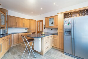 Private kitchen - Spacious 5bed House Ideal for Fam & Contractors (Mountsorrel)