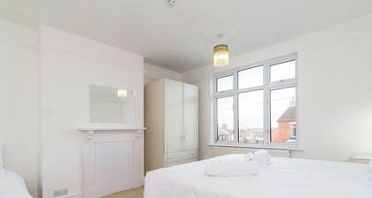 Spacious 5bed House Ideal for Fam & Contractors