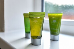 Shower - Modern 4bed House at Milner Road (Long Eaton)