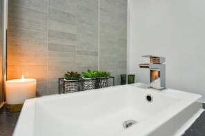Shower - Modern 4bed House at Milner Road (Long Eaton)